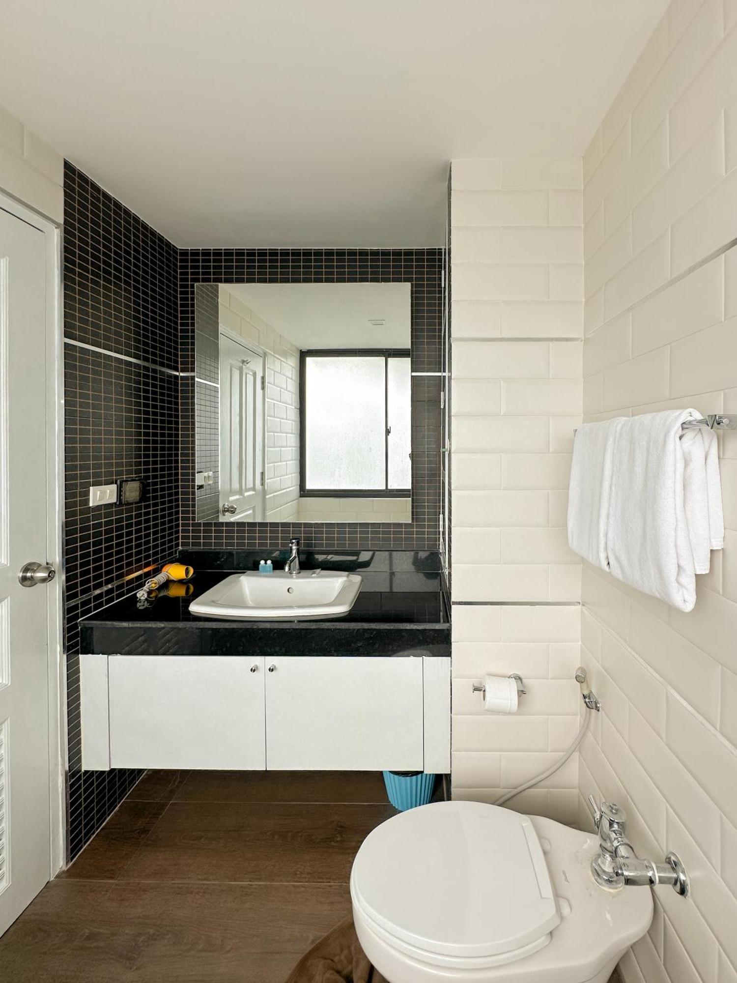 Ferienwohnung Nantiruj Tower - นันทิรุจ ทาวเวอร์ เซอร์วิสอพาร์ทเม้นท์ สุขุมวิท ซอย 8 Bangkok Zimmer foto